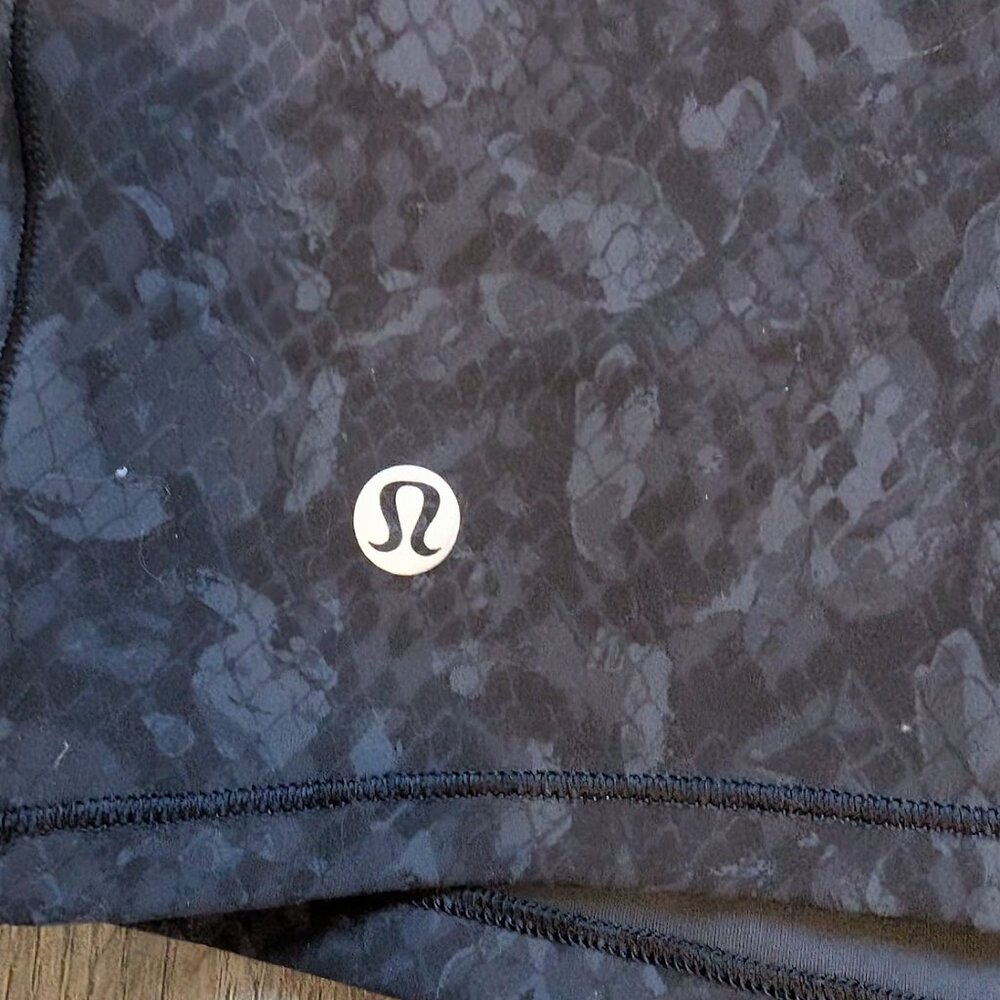 🖤 Lululemon Long Sleeve Crop Top — Black & Gray Pattern 🖤 - Picture 2 of 4